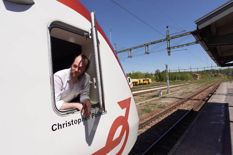 Bild på lokförare som hänger ut genom fönstret.