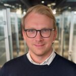 Bild på Linus, man med glasögon och ljust hår. Ny chef för trafik på TIB